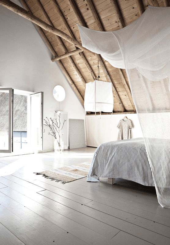 Ultra top cette grande chambre sous comble à la déco zen. Couleurs clairs, tapis, lanterne et voile de lin au dessus du lit… Une chambre qui ne manque pas de charme !