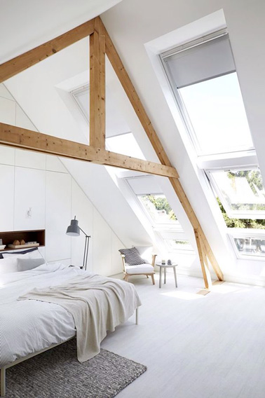 Une belle chambre parentale lumineuse grâce à ses vasistas, a été aménagée sous les combles. Un petit espace décoré très sobrement, idéal pour se reposer. 