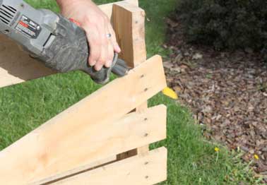 On sectionne les clous de la palette en bois pour démonter les côtés. On utilise une scie sauteuse pour retirer plus facilement les clous de haut en bas.