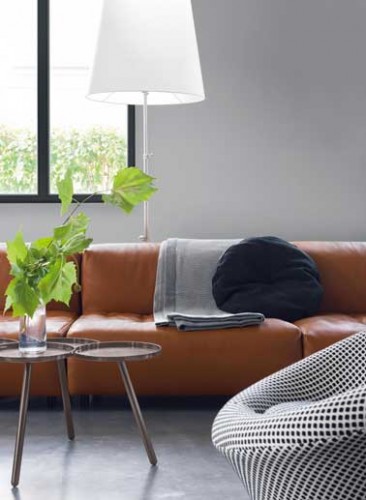 Avec du gris perle l’ambiance déco du salon se fait cosy et moderne avec un coussin, un plaid gris anthracite. Peinture Gris Popeline aspect satin velours Dulux Valentine.