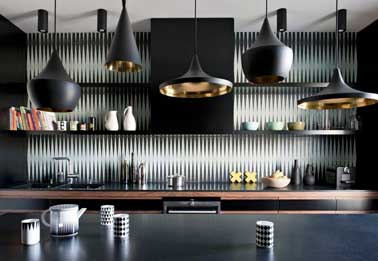 Choc, la cuisine grise et noir monte en style avec sa crédence adhésive effet 3d. Une déco chic et sobre adoucit avec du bois foncé et une couleur cuivrée