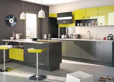 Look pop pour la cuisine grise avec vert anis brillant. Sur les façades des meubles et les tabourets de bar en notes acidulées. Cuisine "Twist" de Lapeyre