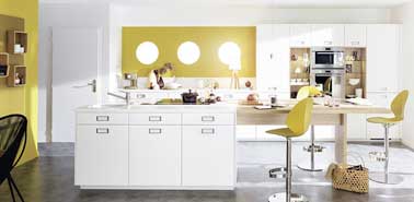 Des couleurs pop punchy dans cette cuisine ouverte vert anis et blanc. Harmonie tendance autour des rangements de cuisine blanc verni mat. Modèle Mélia Mobalpa.