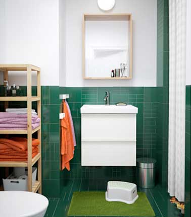 Les tablettes ouvertes de cette étagère en bois brute de bouleau permettent un accès libre et dégage le champ de vision de votre petite salle de bain. L’espace libérée facilite les mouvements de toute la famille. Ikea
