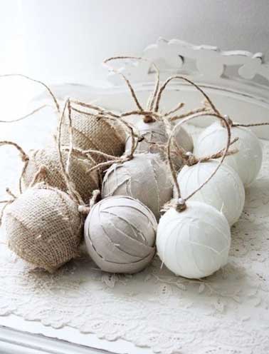 Récupérez vos anciennes boules de Noël avec des jolis tissus pour leur donner une seconde vie et sublimez votre sapin pour les fêtes 