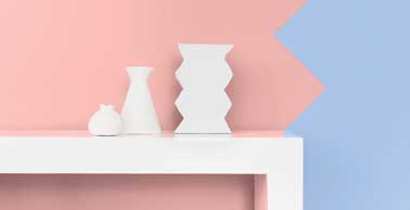 Inspiration 100% déco dans une entrée colorée en deux tons. Ici, le mariage harmonieux du rose et du bleu crée des effets visuels inédits et mettent en valeur tous les objets.