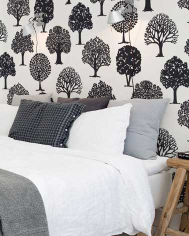 Du papier peint à motifs posé sur un mur de la chambre donne de l'allure à la déco. A vous de coordonner les motifs du papier avec la couleur de la chambre