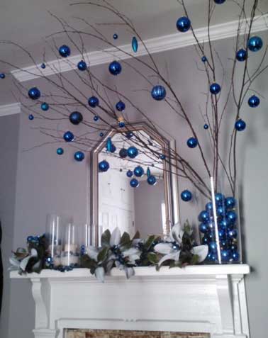 Boules bleues, bougies blanches en version XL pour cette décoration de Noël contemporaine. A fabriquer pour décorer le dessus de la cheminée de façon spectaculaire.