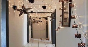 A Noël on décore toute la maison de guirlandes lumineuses, vases, boules en rouge et blanc ou noir et doré... Déco Cool vous donne des idées pour une déco féerique à Noël