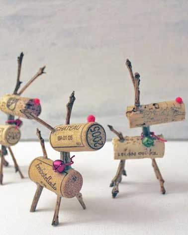 Des petits rennes originaux à fabriquer soi-même ou avec les enfants pour décorer votre table de Noël, en utilisant des bouchons en liège et des brindilles de bois. Facile et rapide à réaliser pour une déco unique !