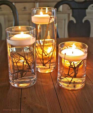 Egayez votre table de Noël grâce à de jolis photophores faits avec des objects de récupération. Remplissez des grands verres d’eau et de brindilles de bois, ajoutez une bougie blanche et disposez-les sur la table le soir du réveillon pour une atmosphère scintillante 