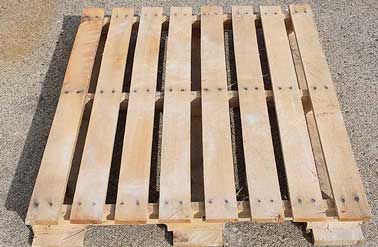 Comment démonter cette palette en bois de récupération. La palette choisie est de bonne qualité, le bois est sain et la dimension des planches identique.