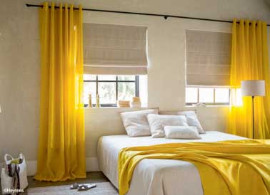 Installez des beaux rideaux pour sublimer la déco de votre chambre. En couleur jaune dans cette pièce, ils apportent de la lumière et créent une ambiance douce