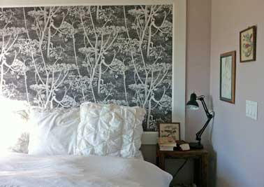Créez une tête de lit originale avec un grand lai de papier peint. Il suffit de dessiner un cadre au dessus du lit et de le tapissez avec le papier peint choisit