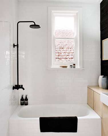 Quelle couleur déco pour agrandir une petite salle de bain ? Carrelage noir et mur couleur