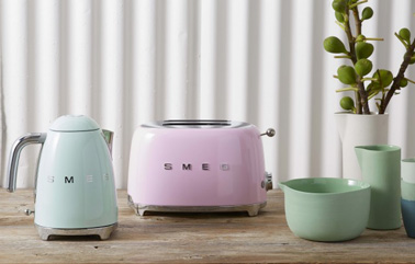 Votre électroménager devient la star de votre cuisine grâce aux produits de la nouvelle gamme Smeg. Ultra design et moderne pour un style incomparable !