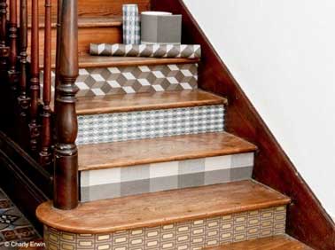 Décoré avec des chutes de papier peints et dans un imprimé différent sur chaque marche l'escalier devient déco. Choisissez une couleur et déclinez les motifs