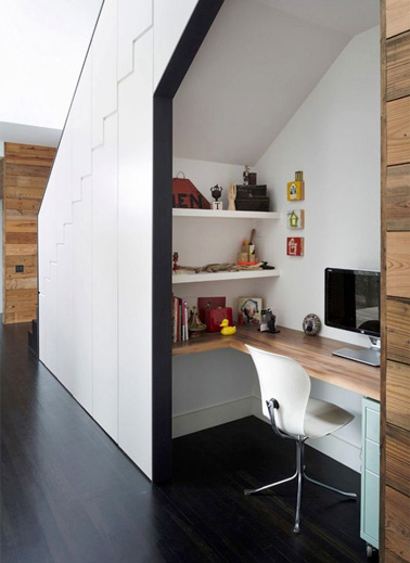 Créez une petite pièce en plus dans la maison et aménagez un joli bureau pour travailler en toute tranquillité sous les escaliers 