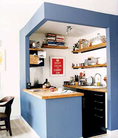 Une couleur de peinture délimite l'espace de cette petite cuisine. Les étagères de rangement envahissent tous les murs de cette cuisine pensée comme un bloc