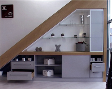 L’espace sous les escaliers est optimisé grâce à l’aménagement d’un meuble de déco et de rangements. Très pratique pour gagner de la place dans la maison. 