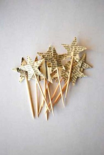 Une pluie d’étoiles pour les fêtes avec ce joli bouquet d’étoiles piquées à faire soi-même avec des papiers journaux et des petits piques pour décorer votre table le soir du réveillon de Noël 