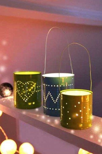 Fabriquez de jolies lanternes de récup à disperser partout dans la maison pour les fêtes ! Percez de jolis motifs dans des boites de conserve, bombez-les avec de la couleur et disposez des bougies chauffe-plat au fond pour une déco scintillante et chaleureuse. 