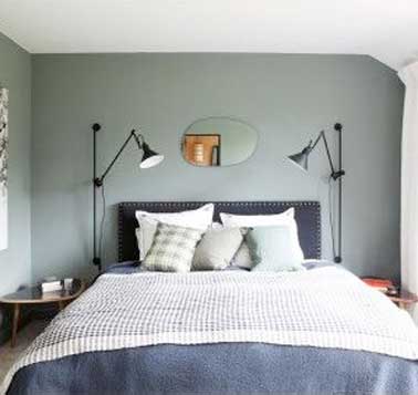 Le luminaire aussi fait la déco d'une chambre. Pour un éclairage confortable dans cette chambre décorée par Sarah Lavoine on a placé 2 lampes articulées design de chaque côté du lit