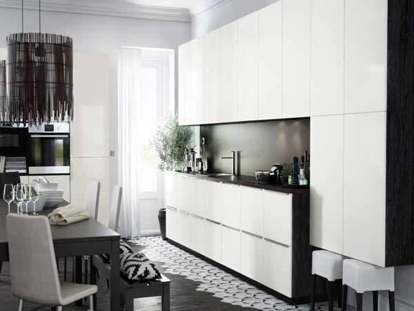 un look moderne en blanc et noir dans une cuisine ouverte tout confort avec rangements intégrés et appareils électroménagers éco-énergétiques Ikea