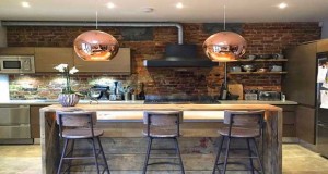 Le look de loft américain des meubles fait la cuisine industrielle : table, desserte chaise, tabouret de bar en fer et bois ou cuir dans l'esprit industriel…  la sélection Déco Cool inspirée de la collection "industriel "chez Made In Meubles