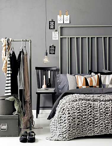 Tête de lit faite avec des tuyaux repeints en gris pour une déco originale de chambre moderne. Couleurs grises et linge de lit ajoutent douceur à la pièce.