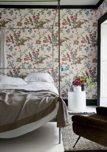 Un papier peint aux motifs exotiques réchauffent cette chambre parentale blanche. Plaintes en bois noir et déco cocooning. Darwin papier peint Little Greene