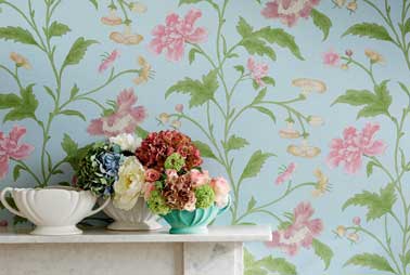Fleurs vintage sur ce papier peint pastel rose et bleu turquoise. Pour réchauffer la cheminée en marbre blanc. China rose papier peint Little Greene.