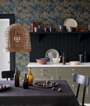 Décor art nouveau sur le papier peint de la cuisine design noir et blanche. Nappe prune et luminaire contemporaine en osier. Vine papier peint Little Greene