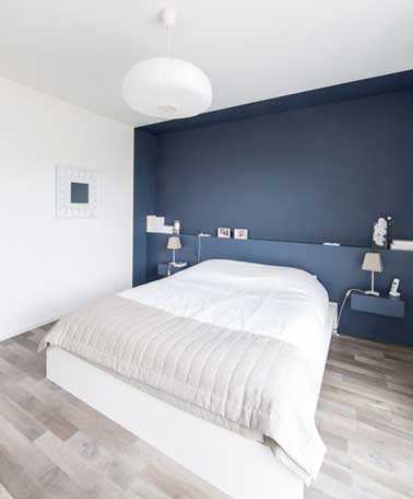 Belle idée déco : peindre un mur dans une couleur foncée au dessus de la tête de lit. C'est parfait pour donner peps et relief à la déco de chambre blanche 