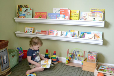Rien de mieux que d’aménager et de personnaliser un petit coin lecture dans la salle de jeux des enfants pour leur donner le goût de la lecture 