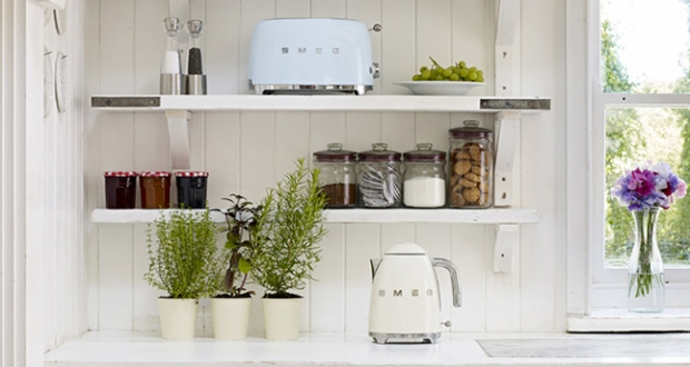 Bouilloire, blender, grill-pain, avec sa nouvelle gamme couleur Smeg met le petit électroménager rétro au coeur de la cuisine d'une déco teintée de vintage