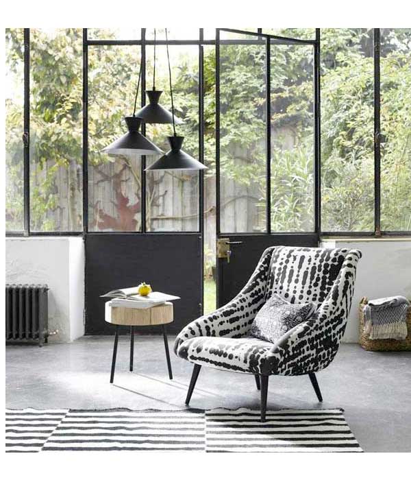 Esprit années 50 pour le petit fauteuil style bergère. Confortable et déco avec son imprimé arty, il réveille la déco de toutes les pièces  AM PM La Redoute