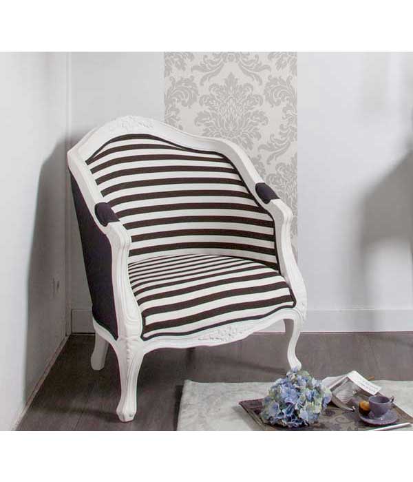 Style cabriolet revisité pour le petit fauteuil sur pieds. Adapté à une déco design et féminine avec son imprimé rayé noir et blanc sur bois blanc Delamaison