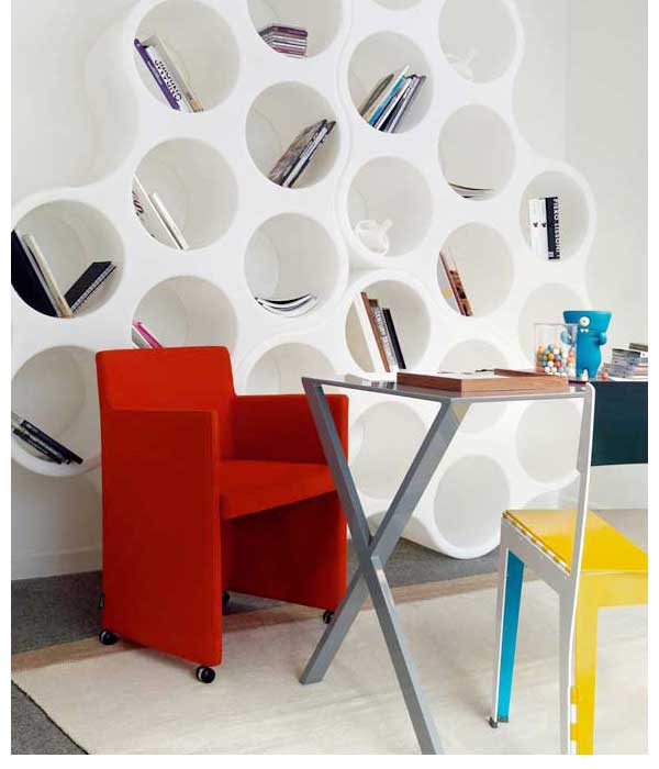 Petit fauteuil idéal dans un intérieur déco design. En tissu coloré et confortable avec sa large assise, il ajoute une note moderne dans toutes les pièces.