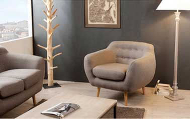 Confort maxi dans ce petit fauteuil avec dossier capitonné et gros coussin d'assise. Couleur taupe, idéale pour déco de salon tendance cocoon pour Delamaison