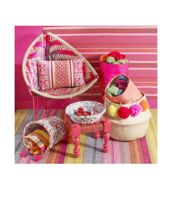 Ethnique et chic le petit fauteuil tressé en jute et métal multicolore. Design contemporain et tissage artisanal, il mixe les genres pour une déco colorée.
