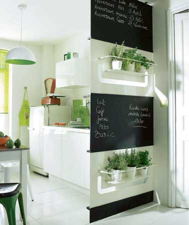 Bien pensée la petite cuisine blanche avec cloison de rangement amovible aromatique. Meubles de rangement, mur et carrelage blanc agrandissent la cuisine