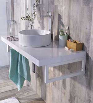 Meuble, baignoire, douche, rangement, solutions gain de place pour une petite salle de bain