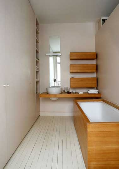 L'habillage bambou de la baignoire de cette petite salle de bain fait la déco. Le beige en couleur lumineuse dans toute la pièce crée une sensation d'espace