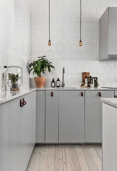 Plan de travail marbre et bois blanchi dans cuisine grise Carrelage cuisine couleur