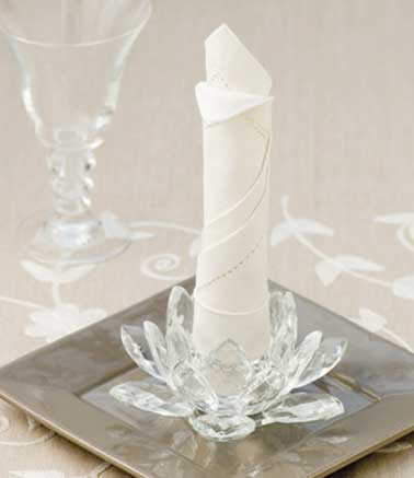 Un pliage de serviette parfait pour une déco de table de Noël chic et raffinée. Une technique simple à réaliser en quatre étapes avec des serviettes blanches