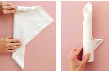 Continuez le pliage de votre serviette de Noël. Dans ces deux dernières étapes vous enroulez la serviette sur elle-même pour créer la forme de la chandelle 