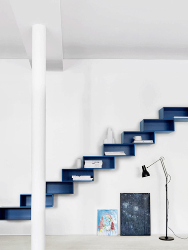Une déco très design pour ces escaliers qui servent également de rangements. Très pratique pour exposer des objets de décoration et gagner de la place. 