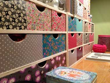 Donnez du souffle au meuble de rangement avec des restes de papier peint colorés et dépareillés. Tapissez chaque casiers avec un décor et des couleurs variés