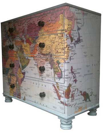 Donnez un coup de jeune au meuble récup de l'entrée avec un papier peint imprimé. Ici l'imprimé style cartographie ancienne fait toute la déco de la commode